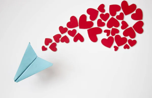Фон на День Святого Валентина. Бумажный самолет с красным сердцем летит дальше — стоковое фото