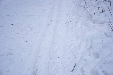 Değiştirilmiş kros kayak yolu ile kış manzarası