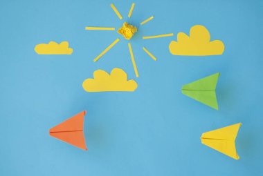 Model uçak, renkli arka planda uçak. Sarı origami kağıdı 