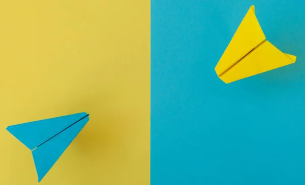 Χάρτινα αεροπλάνα σε πολύχρωμο φόντο χαρτιού, Επιχειρηματικός ανταγωνισμός — Φωτογραφία Αρχείου