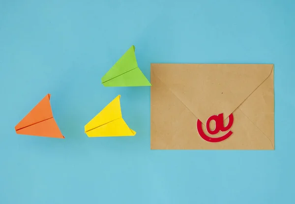 Simbolo e-mail sulle lettere commerciali marroni — Foto Stock