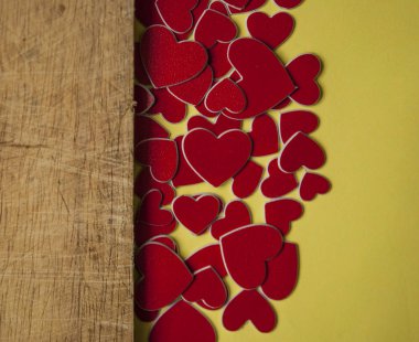 Sevgililer günü kartı. Ahşap arka planda kırmızı kalpler. Selamlama 