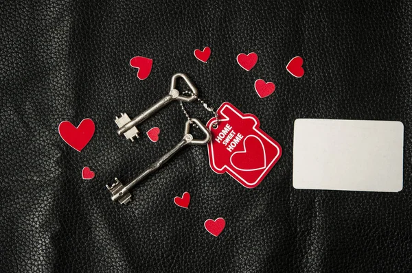 Μικρό σπίτι και ένα κλειδί με μπρελόκ σε σχήμα καρδιάς — Φωτογραφία Αρχείου