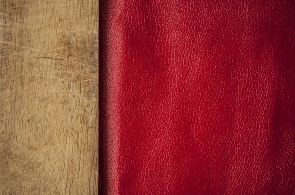 O couro vermelho com painéis de madeira textura de fundo — Fotografia de Stock