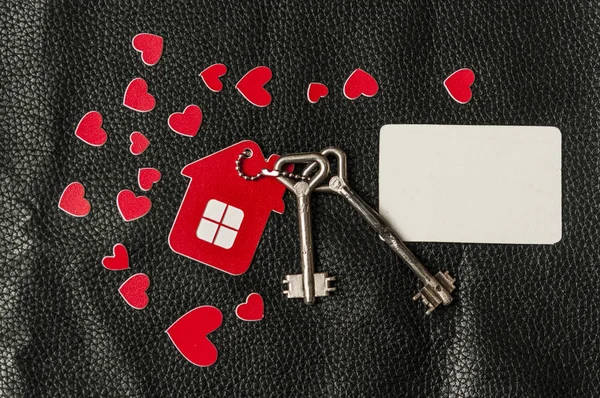 Petite maison et une clé avec un porte-clés en forme de coeur — Photo