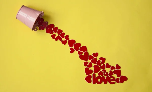 Cubo de metal vertiendo corazones rojos — Foto de Stock