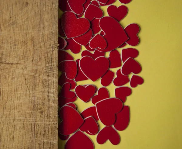 Tarjeta de San Valentín. Corazones rojos sobre fondo de madera. Saludo —  Fotos de Stock