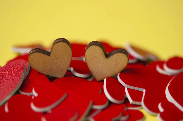 Concepto de San Valentín. Corazón rojo sobre fondo de papel amarillo Gr —  Fotos de Stock