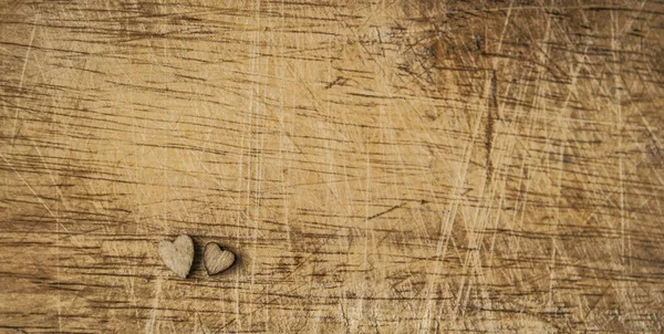 Deux cœurs en bois bien placés sur fond de bois vintage — Photo