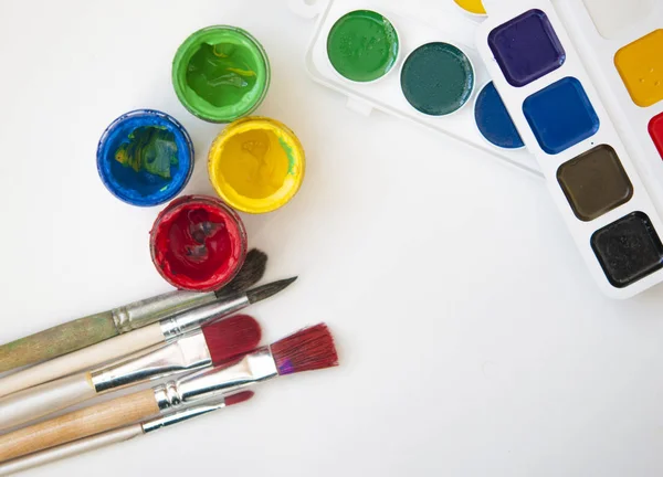 Aquarelverf en penselen, bovenaanzicht. Creatieve artistieke mocku — Stockfoto