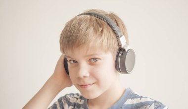 Okul çocuğu müzik dinliyor.