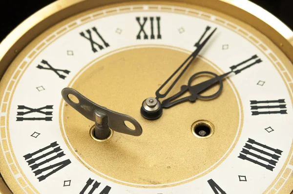 Goldene und weiße Uhr vorn — Stockfoto