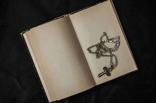 Μια παλιά αλυσίδα με σταυρωτά μενταγιόν σε ένα παλιό βιβλίο — Φωτογραφία Αρχείου