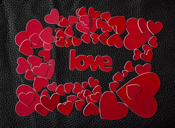 Κάρτα του Αγίου Βαλεντίνου. Πολύχρωμες κόκκινες καρδιές και λεκτική αγάπη στο μαύρο — Φωτογραφία Αρχείου