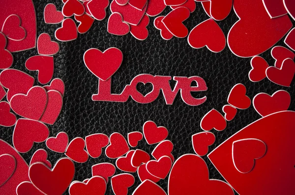 Sevgililer günü kartı. Renkli kırmızı kalpler ve kara sevda kelimesi — Stok fotoğraf