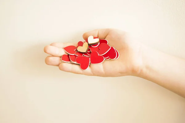 Corazón rojo en la mano del niño — Foto de Stock