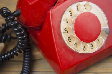 Eski usul ahşap masada dönen klasik bir telefon.