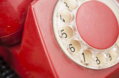 Eski usul ahşap masada dönen klasik bir telefon.