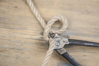 Ahşap zemin üzerinde tel veya çelik çubuklar için üst görünüm eski kesicisi