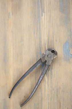 Ahşap zemin üzerinde tel veya çelik çubuklar için üst görünüm eski kesicisi