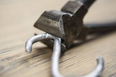 Ahşap zemin üzerinde tel veya çelik çubuklar için üst görünüm eski kesicisi