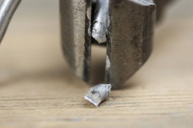 Ahşap zemin üzerinde tel veya çelik çubuklar için üst görünüm eski kesicisi