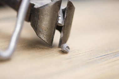 Ahşap zemin üzerinde tel veya çelik çubuklar için üst görünüm eski kesicisi