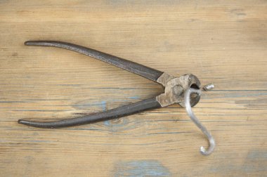 Ahşap zemin üzerinde tel veya çelik çubuklar için üst görünüm eski kesicisi