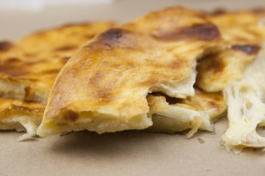 Khachapuri. Doğu geleneksel yemekleri. Fırında peynirli tortilla.. 