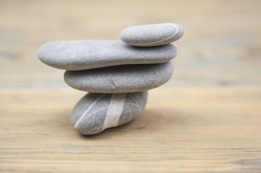 Tahta masadaki çakıl taşlarını dengelemek, yazı için yer açmak. Zen kavramı