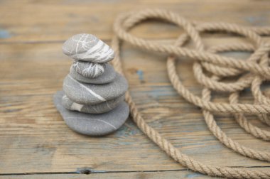 Tahta masada kenevir ipiyle çakıl taşlarını dengelemek, yazı için yer açmak. Zen kavramı