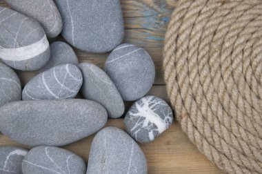 Kenevir halat arka planında bir sürü gri çakıl taşı, mesaj için boşluk. Zen kavramı