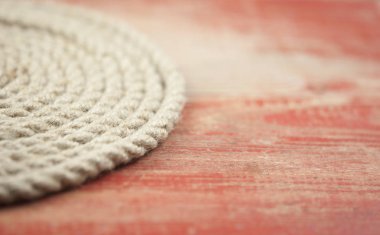 Kalın bir kenevir ipinin yakın çekimi. Eski ahşap bir masanın doğal halatı. Yan görüş. Yumuşak odak. 