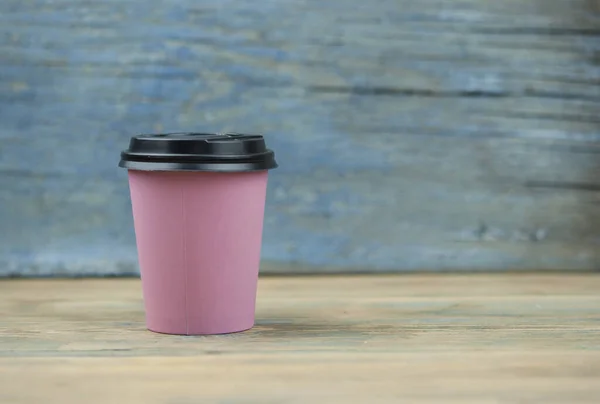 Singola Tazza Carta Rosa Caffè Sul Vecchio Pavimento Legno — Foto Stock