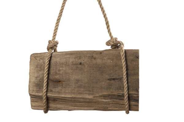 пустой деревянный знак с веревкой для висит на белом фоне
