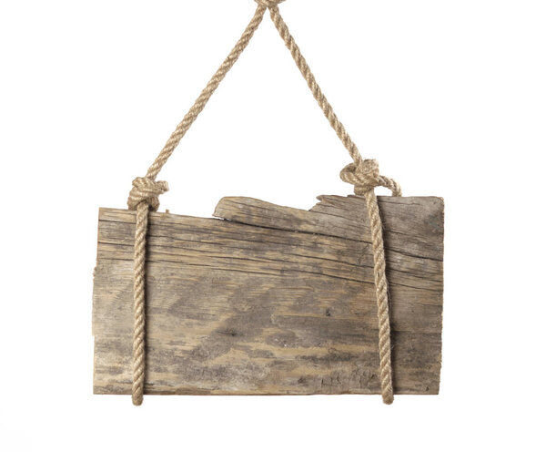пустой деревянный знак с веревкой для висит на белом фоне
