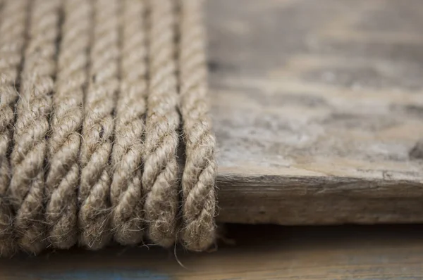 Close Van Een Dik Henneptouw Natuurlijk Touw Een Oude Houten — Stockfoto