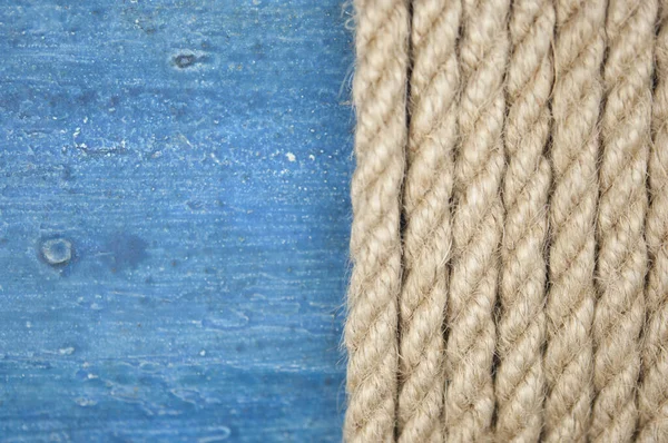 粗细麻绳的特写 旧木桌上的天然绳索 侧视图 软焦点 — 图库照片