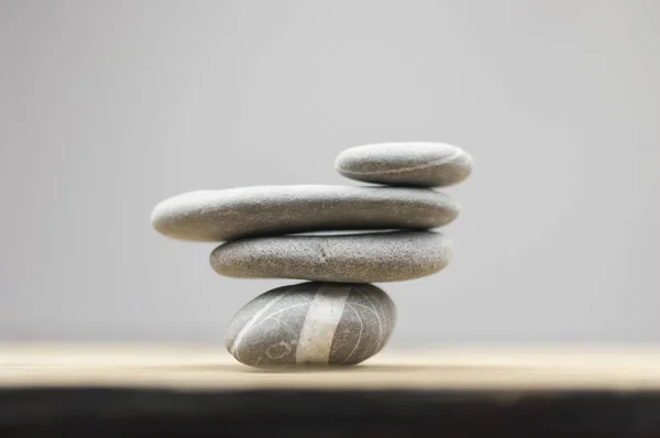 Egyensúlyozó Kavicsok Asztalon Hely Szövegnek Zen Fogalom — Stock Fotó