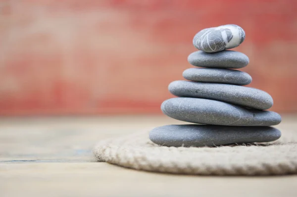 Kieselsteine Mit Hanfseil Auf Holztisch Balancierend Platz Für Text Zen — Stockfoto