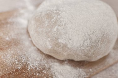 Ahşap kesim tahtası yemek fotoğrafçılığı fikrine un sürülmüş hamur. 