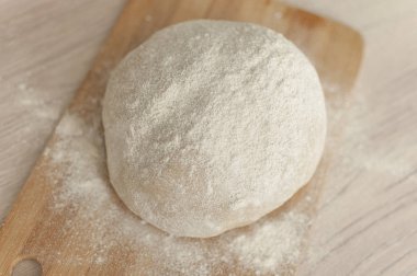 Ahşap kesim tahtası yemek fotoğrafçılığı fikrine un sürülmüş hamur. 