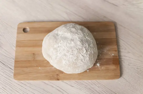 Rauw Deeg Bedekt Met Bloem Een Houten Snijplank Food Photography — Stockfoto