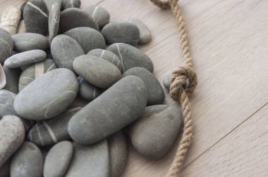 Kenevir ipinden arkaplanı olan bir sürü gri çakıl taşı, metin için boşluk. Zen kavramı