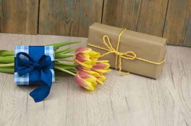 Tebrik kartı için bahar çiçeklerinin arkaplanı 