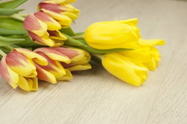 Beyaz ahşap bir zemin üzerinde renkli laleler buketi metin ve duyurunuz için fotokopi alanı