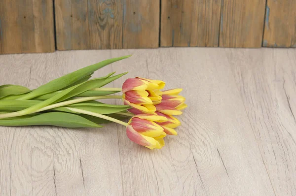 Bouquet Tulipes Colorées Sur Fond Bois Blanc Avec Espace Copie — Photo