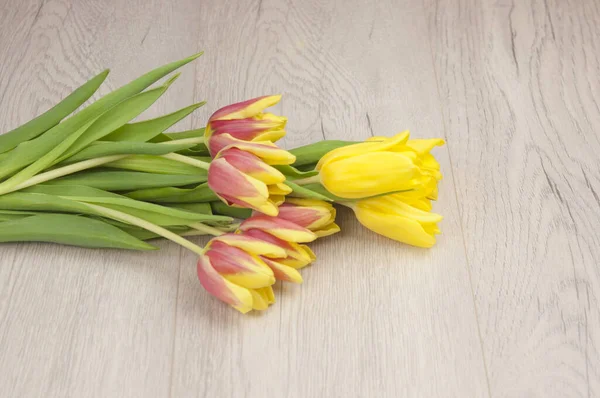 Bouquet Tulipani Colorati Uno Sfondo Legno Bianco Con Spazio Copiare — Foto Stock