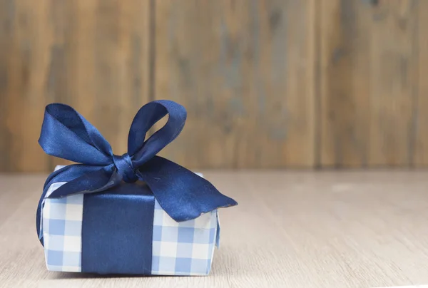 Cadeaudoosje Met Blauw Lint Houten Ondergrond Vakantie Concept Met Kopieerruimte — Stockfoto