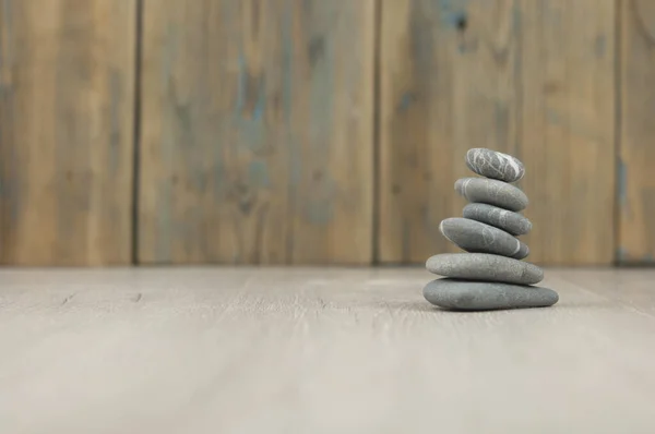 Kieselsteine Auf Holztisch Balancierend Platz Für Text Zen Konzept — Stockfoto